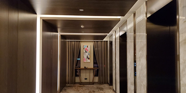 非若特彩色不銹鋼材料在希爾頓酒店室內(nèi)外裝飾得到應(yīng)用